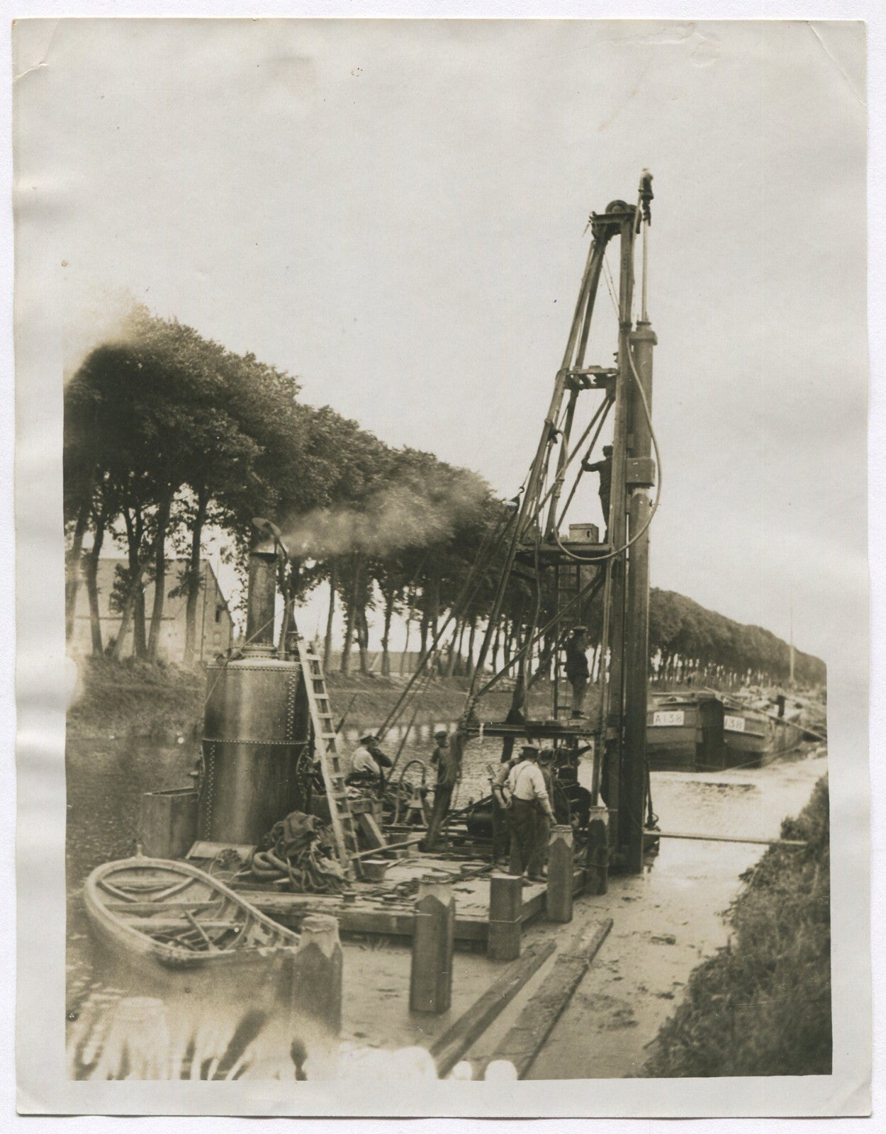 CONSTRUCTING CANAL WHARF. WWI. (8X10 REPRINT)