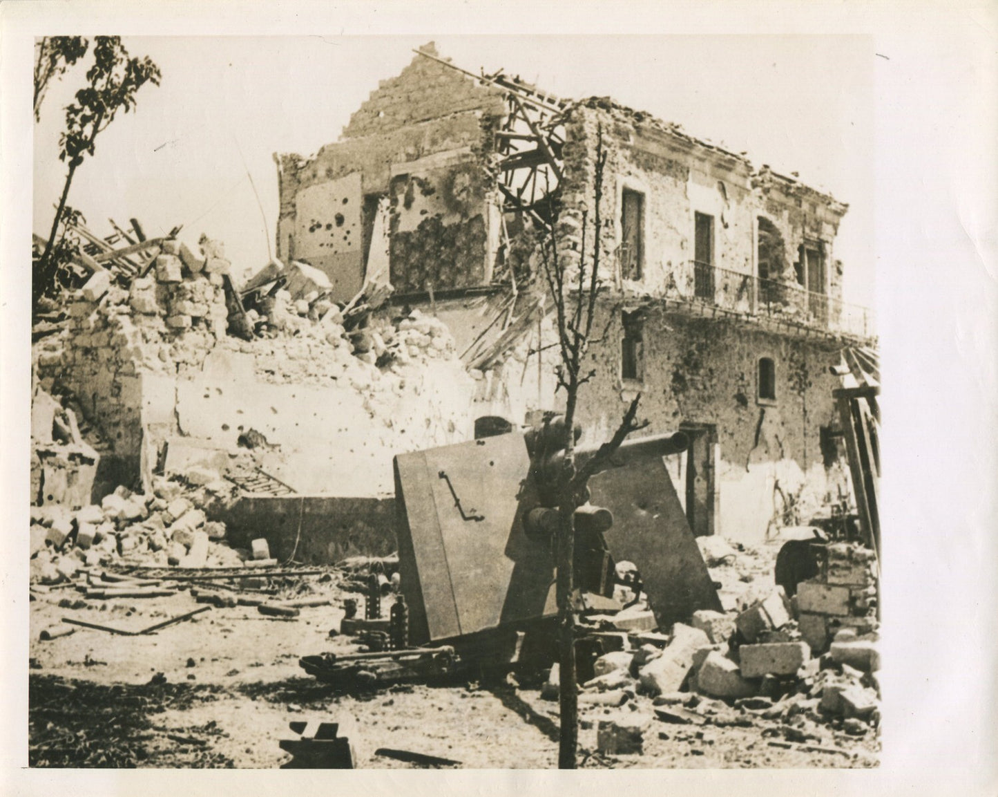 RUINED BUILDINGS AND SHATTERED 88mm, GERMAN GUN. ITALY. WWII. (8X10 REPRINT)