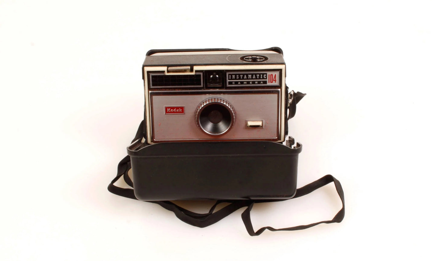 Kodak Instamatic 104 with Case and 127 Film TESTED & WORKS