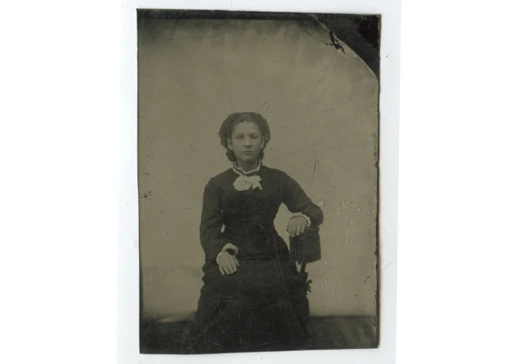 ANTIQUE TINTYPE STUDIO PORTRAIT OF YOUNG LADY W/ LACE COLLAR DRESS/POSING STOOL