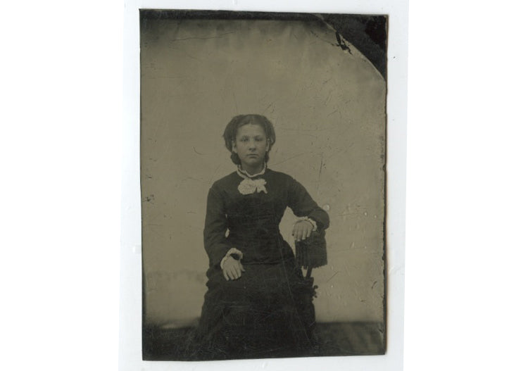 ANTIQUE TINTYPE STUDIO PORTRAIT OF YOUNG LADY W/ LACE COLLAR DRESS/POSING STOOL