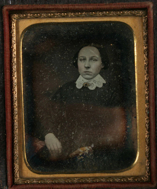 DAGUERREOTYPE 1/9 PLATE PORTRAIT WOMAN TINTED, HIGHLIGHTED JEWELRY, GOLD.