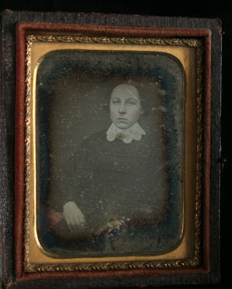 DAGUERREOTYPE 1/9 PLATE PORTRAIT WOMAN TINTED, HIGHLIGHTED JEWELRY, GOLD.