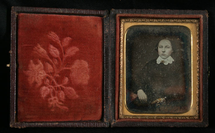 DAGUERREOTYPE 1/9 PLATE PORTRAIT WOMAN TINTED, HIGHLIGHTED JEWELRY, GOLD.
