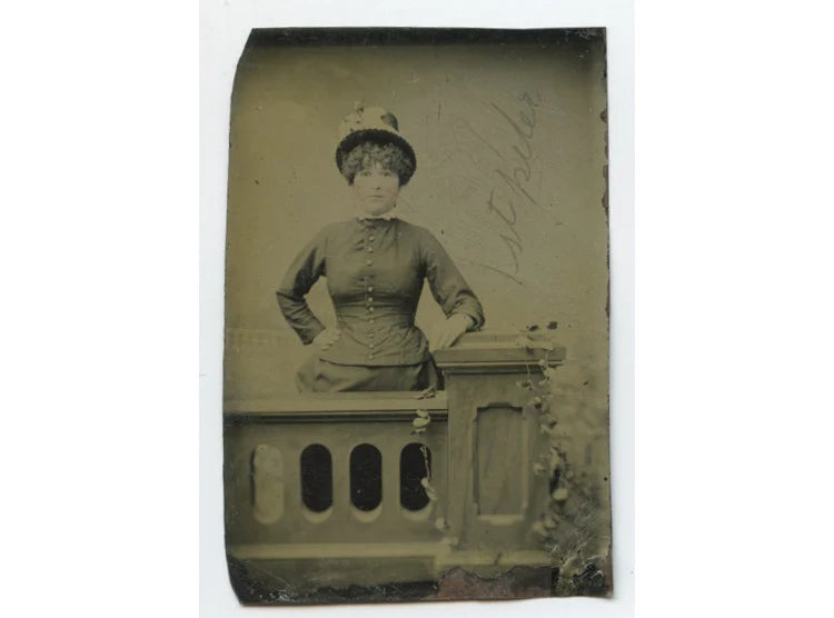 ANTIQUE TINTYPE STUDIO PORTRAIT OF YOUNG  LADY WITH CURLY HAIR   GREAT HAT