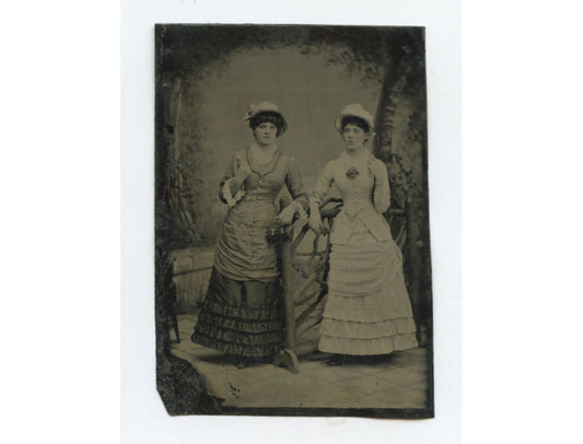 ANTIQUE TINTYPE SIBLINGS? 2 YOUNG WELL DRESSED LADIES IN HATS 1 W/ NICE PURSE