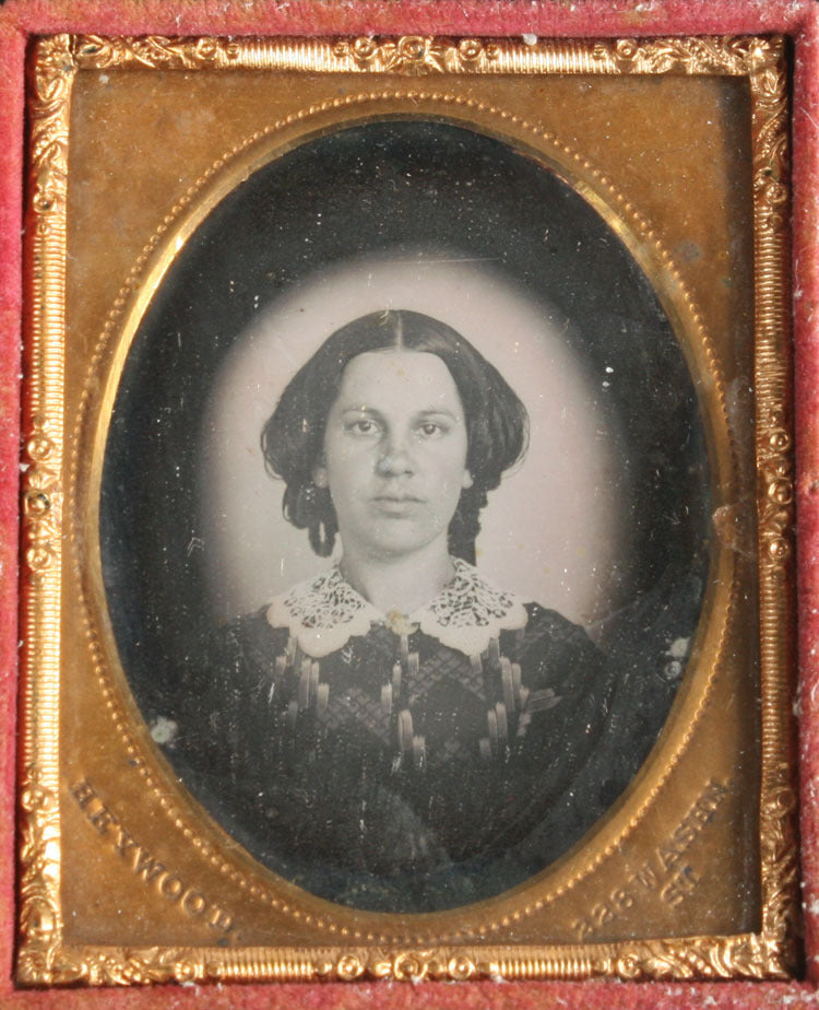 DAGUERREOTYPE HALO PORTRAIT OF WOMAN, MAKER STAMP HEWOOD. 1/9 PLATE FULL CASE.