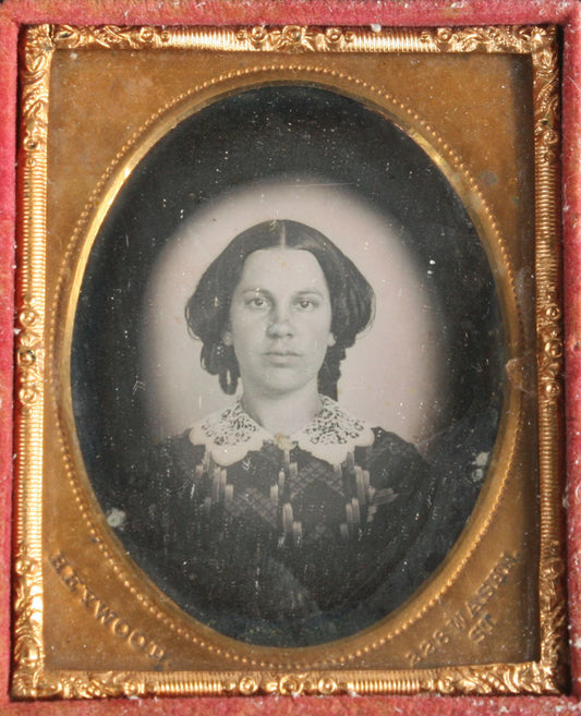 DAGUERREOTYPE HALO PORTRAIT OF WOMAN, MAKER STAMP HEWOOD. 1/9 PLATE FULL CASE.