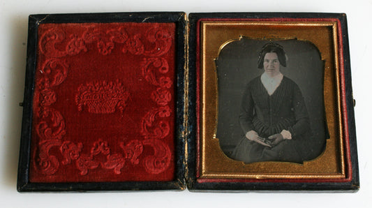 SHARP DAGUERREOTYPE PORTRAIT OF CIVIL WAR ERA WOMAN HOLDING BOOK