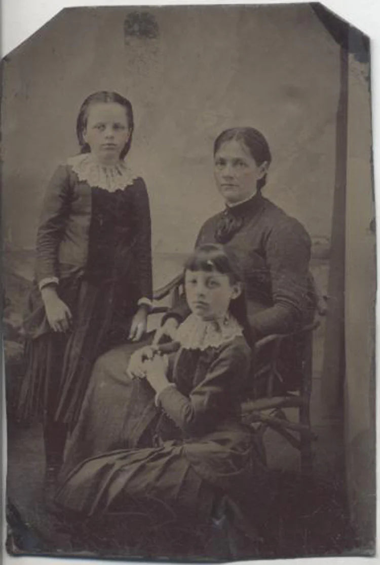TINTYPE PORTRAIT OF MOTHER   TWO DAUGHTERS W/ TINTED CHEEKS