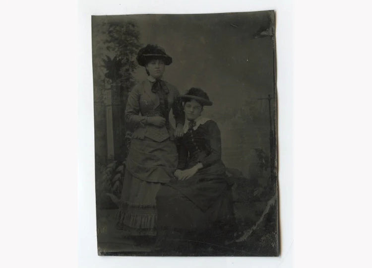 TINTYPE PORTRAIT 2 WELL-DRESSED LADIES MOTHER/ DAUGHTER? GREAT HATS, 1/6 PLATE