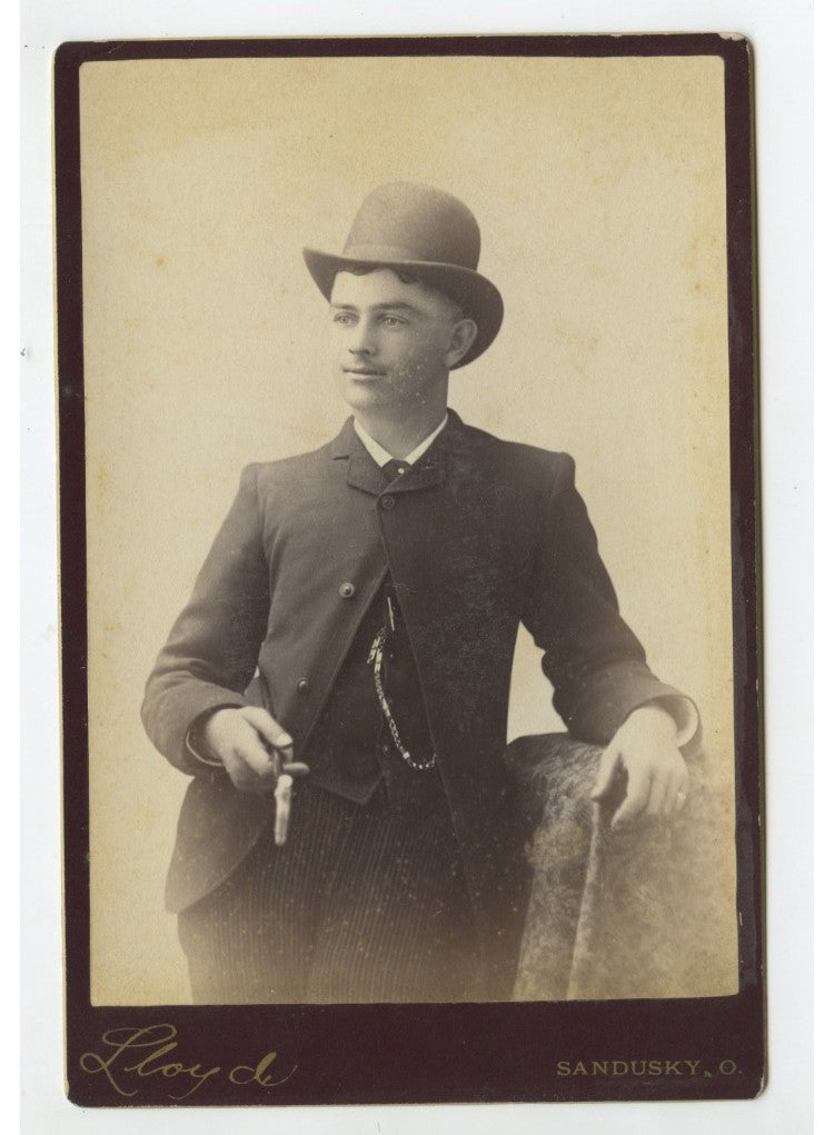 Vintage cabinet card photo: man in hat with pinky ring, Sandusky OH portrait,