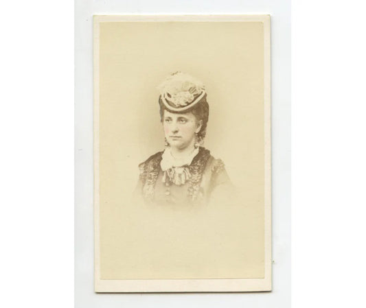 LADY FROM PHILLY, PA, GREAT HAT, CDV STUDIO PORTRAIT BY WENDEROTH