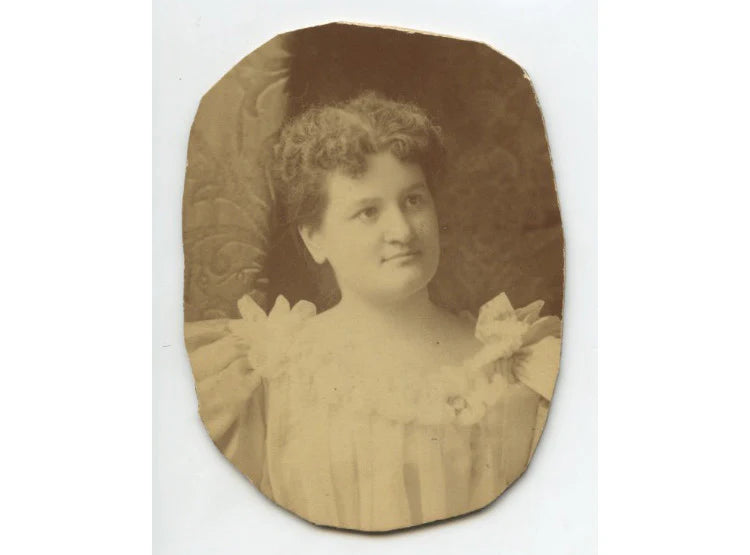 CDV STUDIO PORTRAIT LADY W/ BOWS