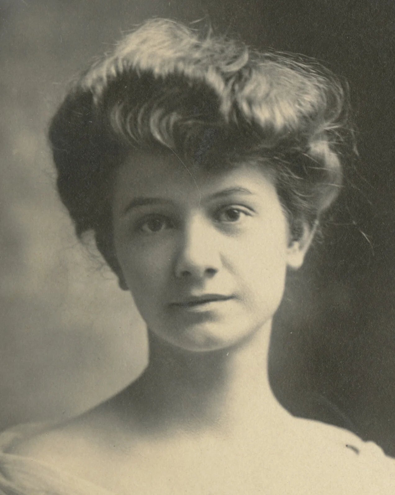 NEW YORK, STUDIO PHOTO LADY W/ PRETTY DRESS