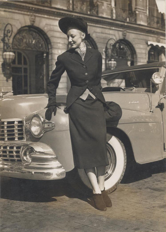 1940S PORTRAIT OF BEAUTIFUL FASHIONISTA W/ STUNNING CAR - PARIS, FRANCE