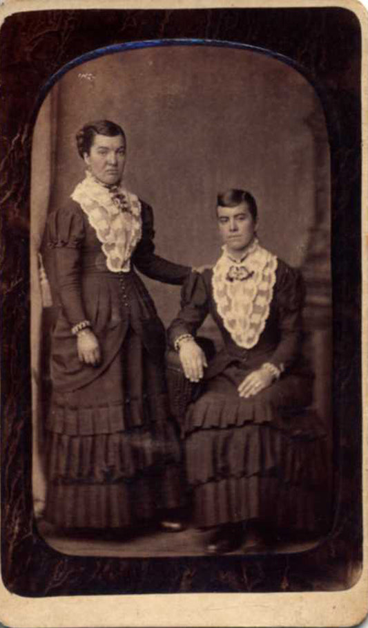 CDV PORTRAIT OF TWO BEAUTIFUL YOUNG SISTERS IN MATCHING DRESSES - LANCASTER, PA