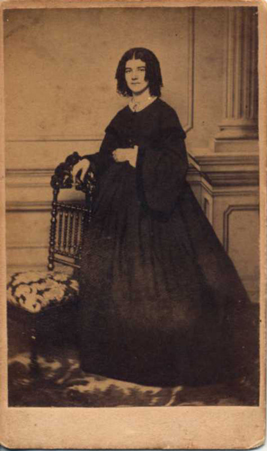 CDV  CIVIL WAR ERA PORTRAIT WOMAN W/ CURLY HAIR IN LARGE DRESS - LANCASTER, PA
