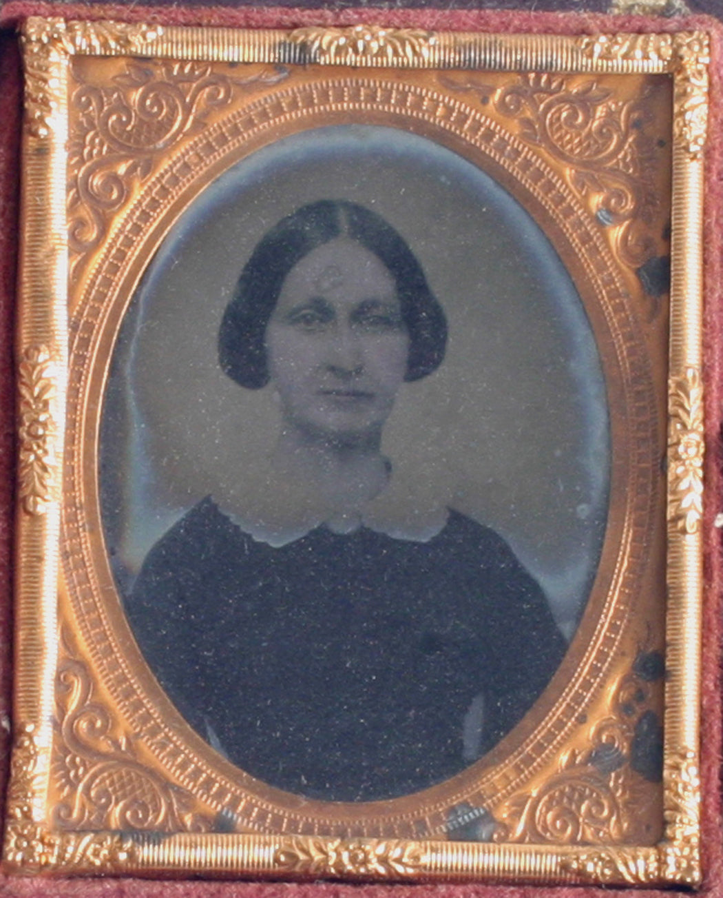 WOMAN, TINTED EARLY AMBROTYPE. 9TH PLATE, FULL CASE.