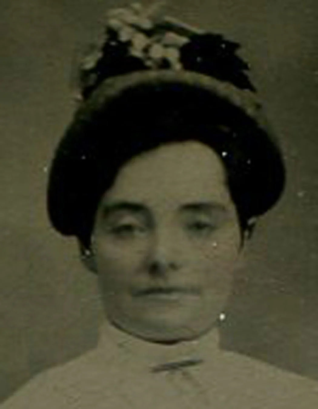 WOMAN WEARING HAT AND WHITE DRESS. TINTED TINTYPE.