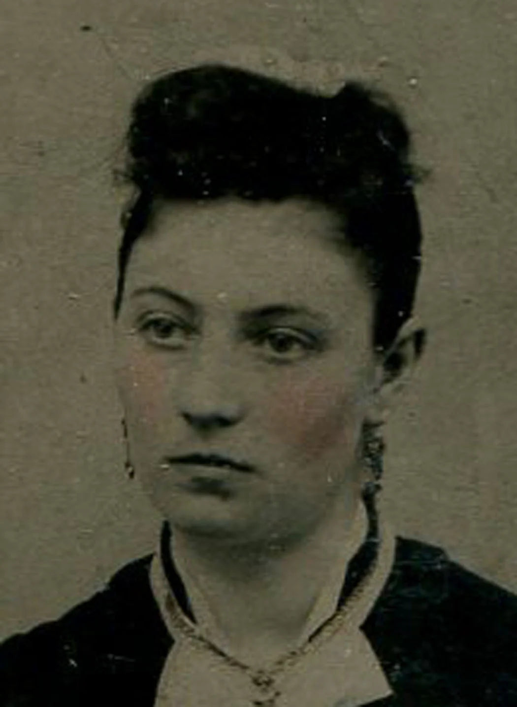 SULTRY LOOKING WOMAN WEARING JEWELRY. TINTED TINTYPE.