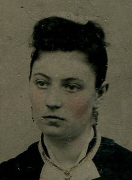 SULTRY LOOKING WOMAN WEARING JEWELRY. TINTED TINTYPE.