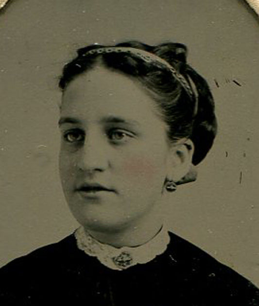 BEAUTIFUL WOMAN, JEWELRY, HAIRBAND. TINTED TINTYPE, PAPER MAT. BROOKLYN, N.Y.