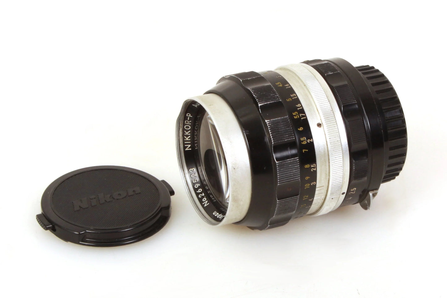 Nikon 105mm f2.5 Nippon Kogaku Auto Nikkor P Telephoto Lens w/ Front & Rear Caps