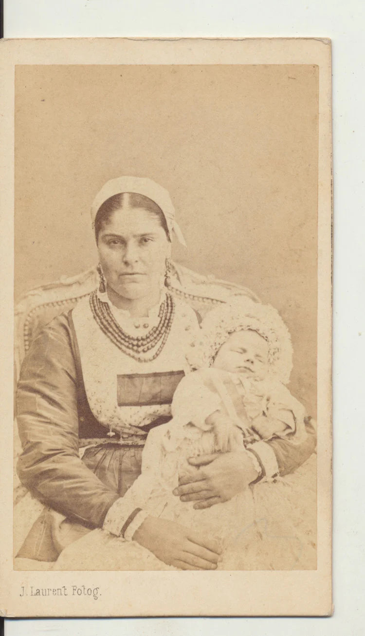 PORTRAIT OF BEAUTIFUL STERN MOTHER W/ BABY IN LARGE BONNET - MADRID, SPAIN