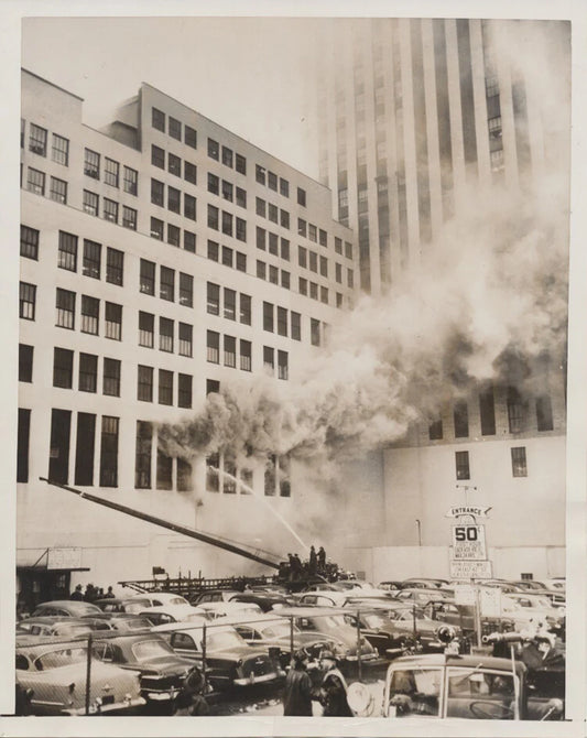 1954 PHOTO OF NEW YORK DAILY NEW BUILDING ON FIRE