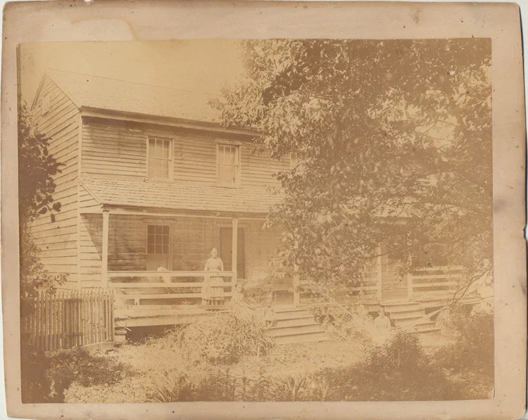 7X9 PHOTO OF WOMEN   CHILDREN ON PORCH OF TRADITIONAL CABIN - BEDFORD, PA