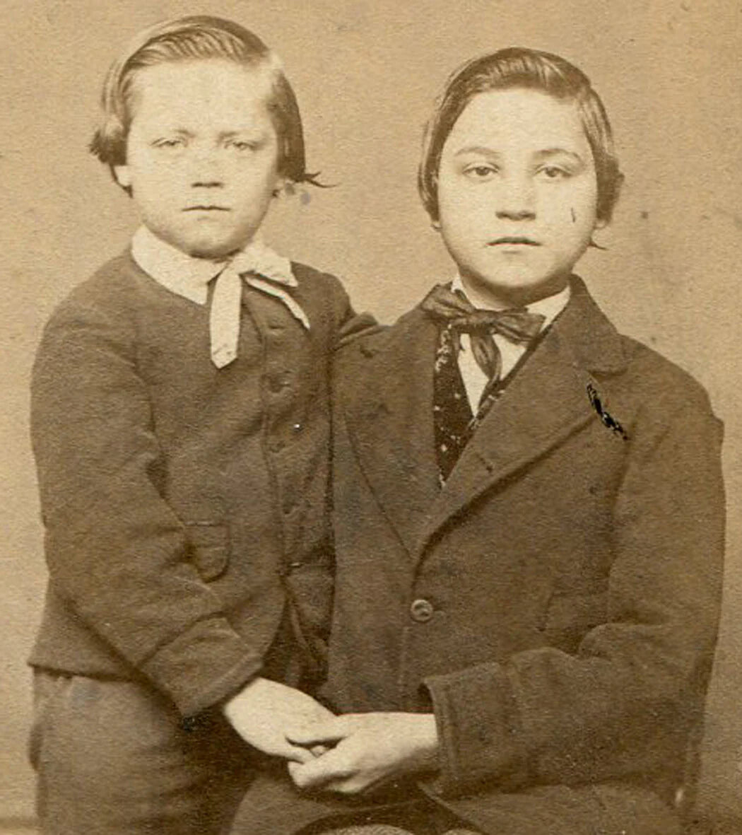 CIVIL WAR ERA CDV W/TAX STAMP. YOUNG BROTHERS, AFFECTIONATE POSE. AKRON, OHIO.
