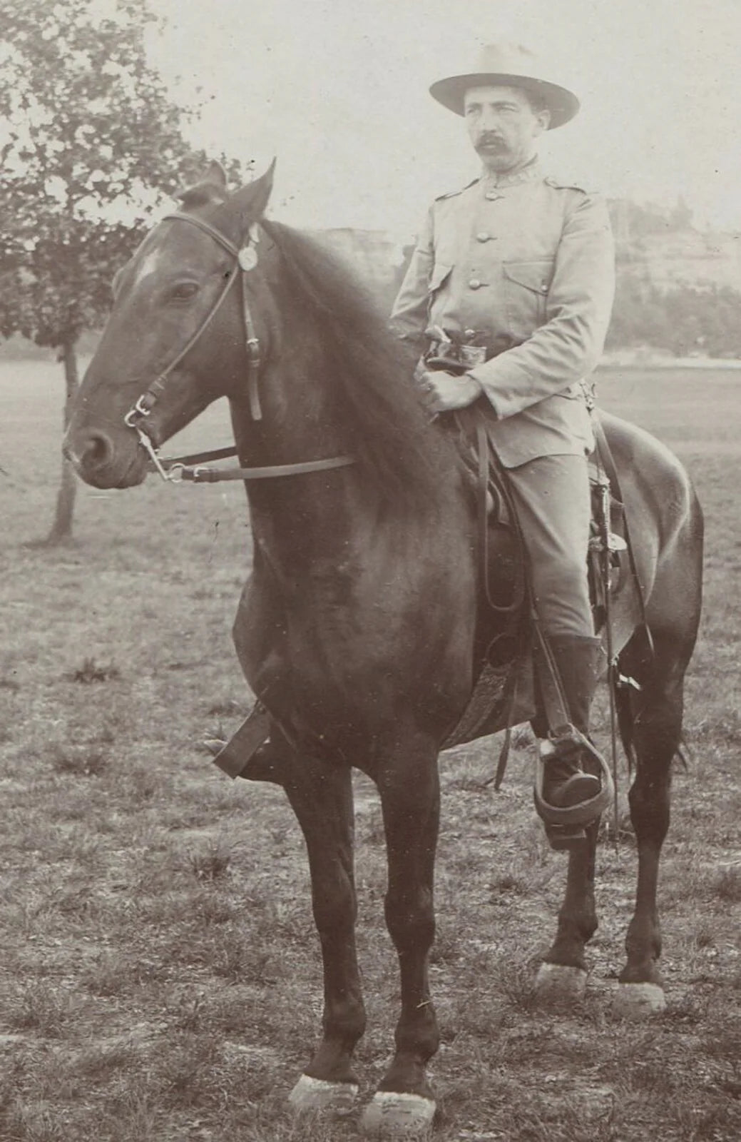 U.S. MILITARY SOLDIER ON HORSEBACK. CABINET CARD. VIROQUA, WIS.