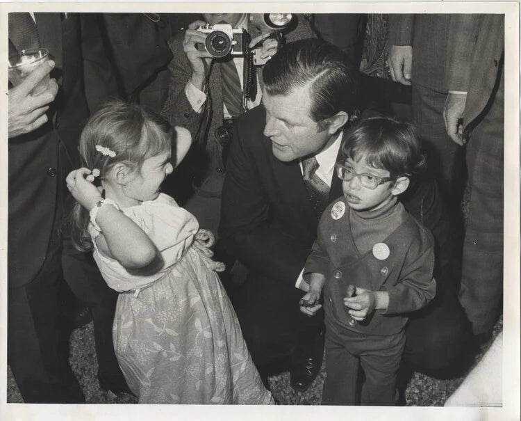 1971 PHOTO OF SENTOR TED KENNEDY TALKING TO KIDS AT COCKTAIL PARTY - REPRINT