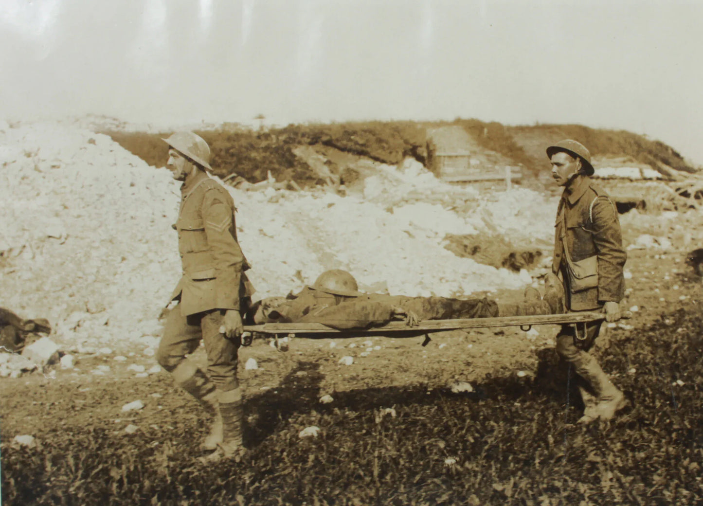 WWI BRITISH SOLDIERS CARRY WOUNDED. B&W PHOTO, 8X10 FRAME.