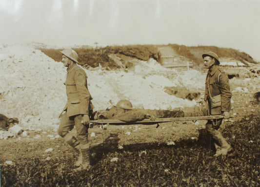 WWI BRITISH SOLDIERS CARRY WOUNDED. B&W PHOTO, 8X10 FRAME.