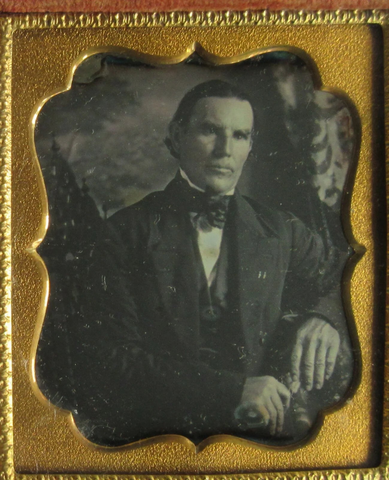 MAN, PIERCING EYES, PAINTED BACKGROUND. 6TH PLATE DAGUERREOTYPE, FULL CASE.