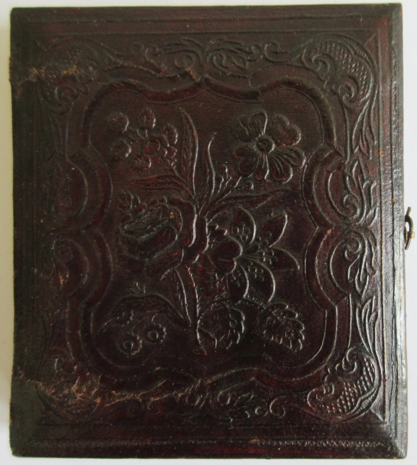 MAN, PIERCING EYES, PAINTED BACKGROUND. 6TH PLATE DAGUERREOTYPE, FULL CASE.