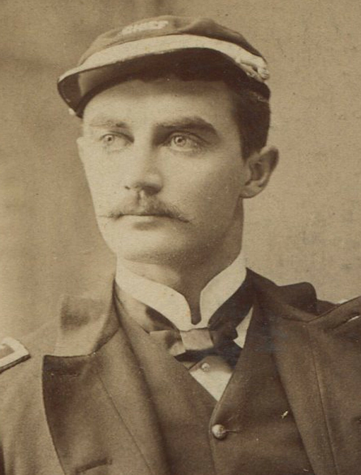 SOLDIER IN UNIFORM, RELAXED POSE. CABINET CARD. WARREN, PA.