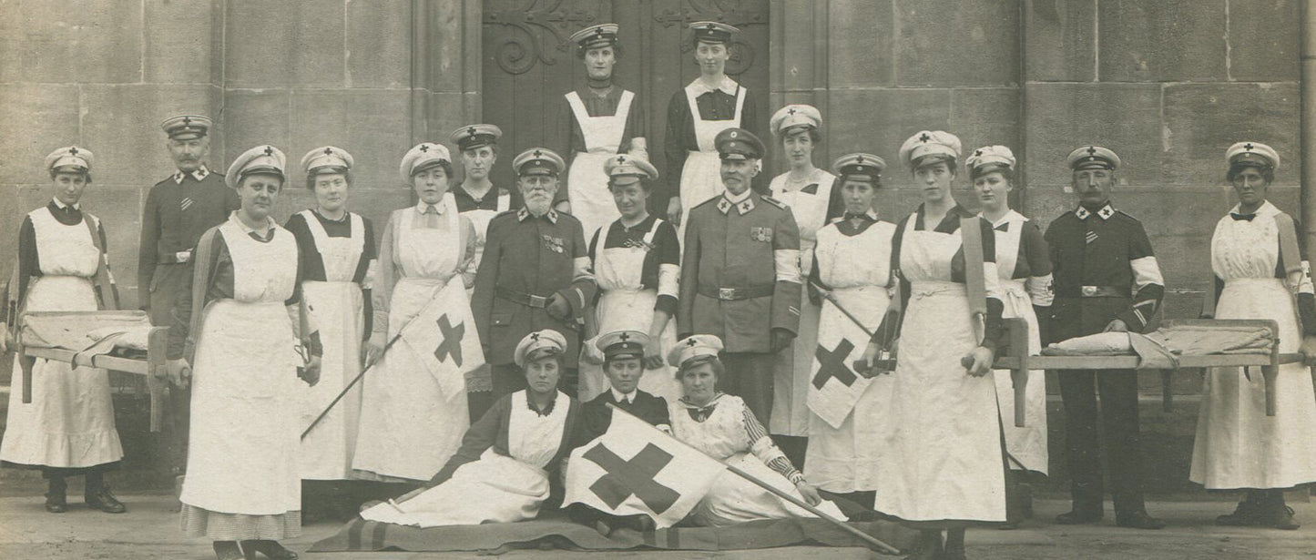 RED CROSS NURSES AND DOCTORS. EUROPEAN. CABINET CARD.