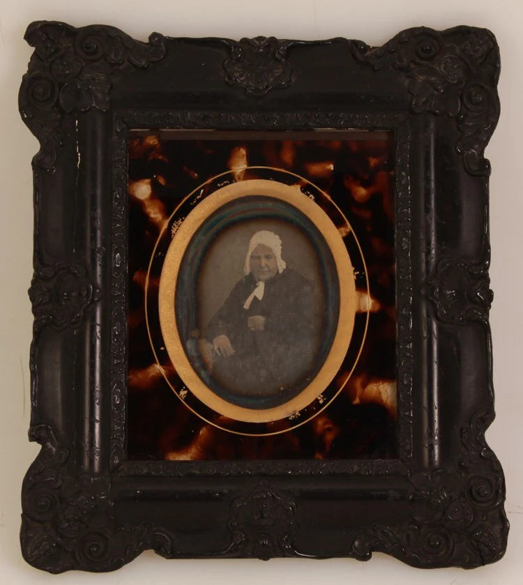 EARLY DAGUERREOTYPE PORTRAIT OF ELDERLY WOMAN IN GUTTA PERCHA FRAME - PARIS