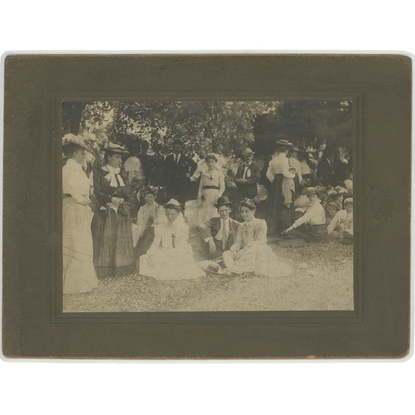 EARLY 1900'S VINTAGE PHOTO - WELL DRESSED MEN AND WOMEN IN PARK. LACE DRESSES