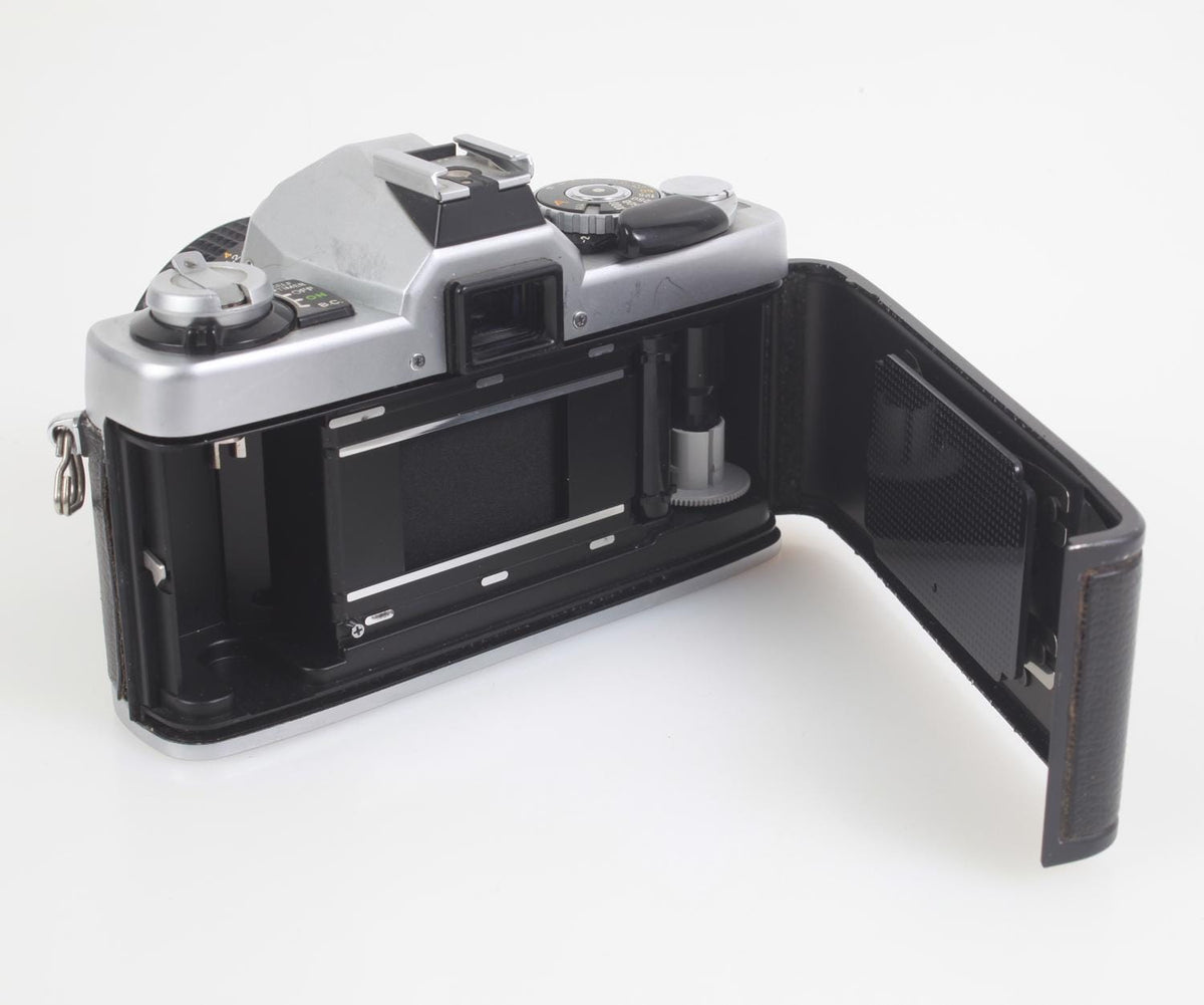 Minolta XG7 Student 35mm Film Camera w/50mm Lens and Kodacolor 100 Roll of Film