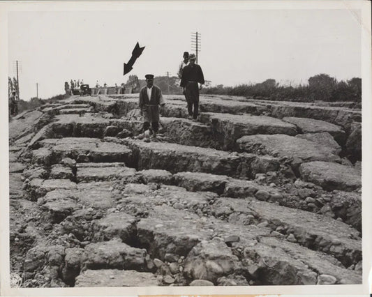 1943 PHOTO OF EARTHQUAKE AFTERMATH W/ VINTAGE CARS - FUKUI, JAPAN