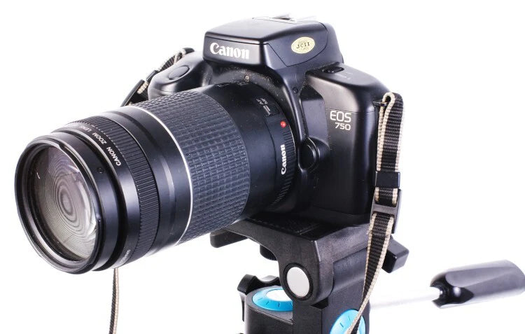 CANON 750 W/ 75-300MM LENS & TRIPOD