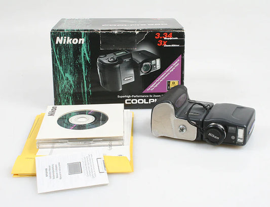 NIKON COOLPIX 990 IN BOX, FOR PARTS