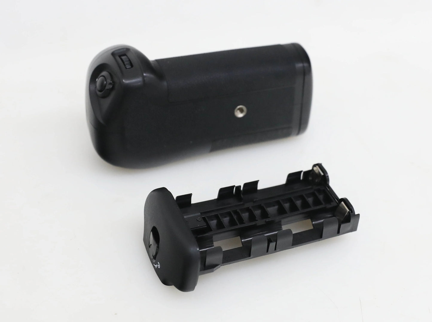 Zeiks Professional Multi-Power Battery Pack for Nikon D300/D300S/D700