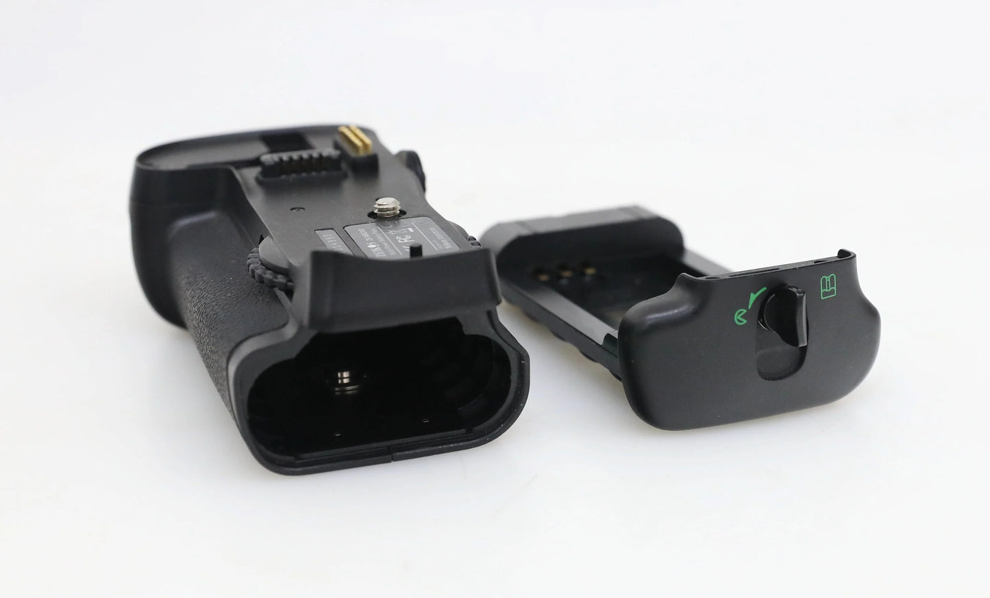 Zeiks Professional Multi-Power Battery Pack for Nikon D300/D300S/D700