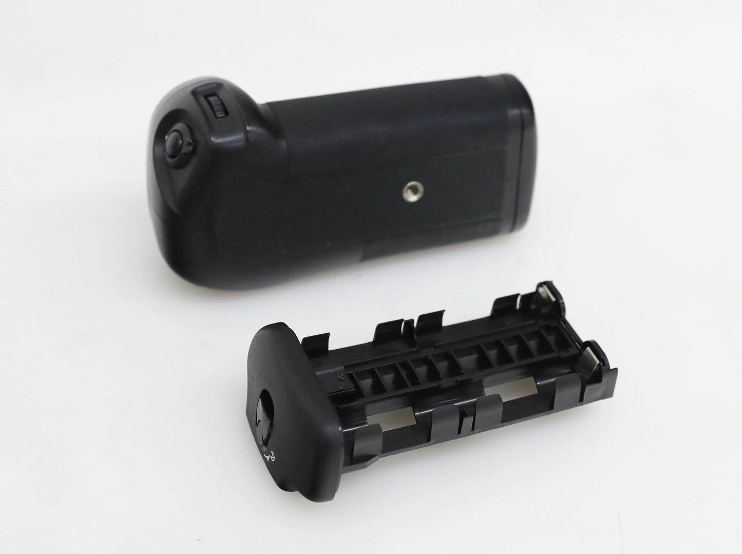 Zeiks Professional Multi-Power Battery Pack for Nikon D300/D300S/D700