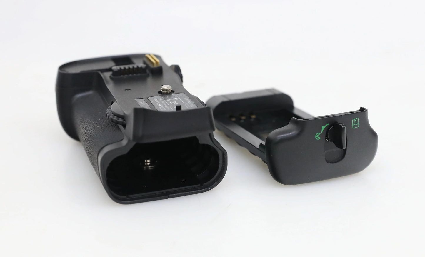 Zeiks Professional Multi-Power Battery Pack for Nikon D300/D300S/D700
